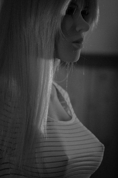 Love doll réaliste YL Doll 148 cm - Jennifer Blonde innoncente