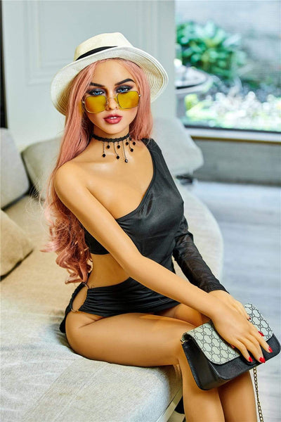 Sex doll IronTech 165 cm bonnet A - Selina vous attend dans son lit